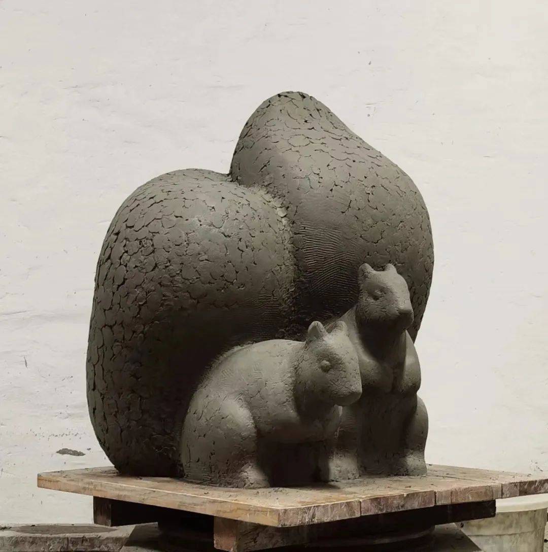 "行行""能能"的创作雏形申红飙教授在接到制作沈阳城市学院吉祥物雕塑