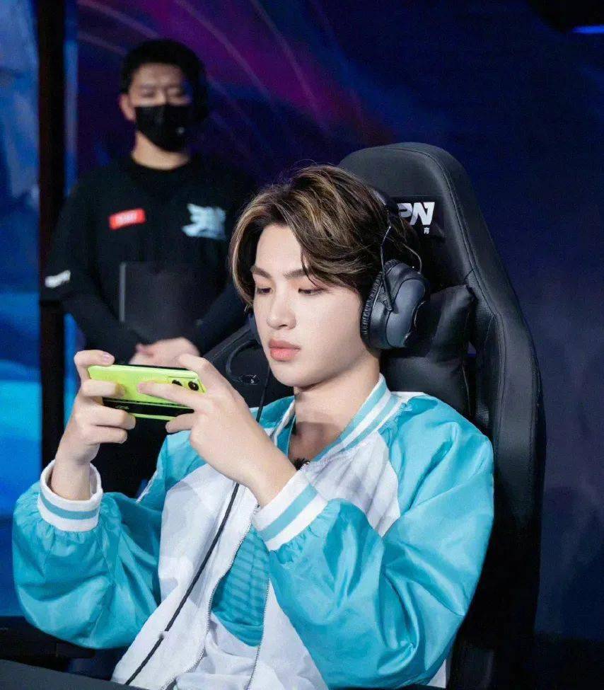 电竞到底是多少人的青春啊?_王者_荣耀_张彬彬