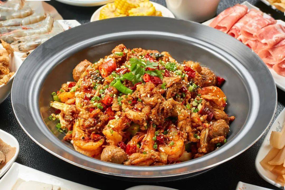 "香辣牛蛙锅"色泽红润超级诱人,牛蛙新鲜软嫩,配上香辣入味的大虾