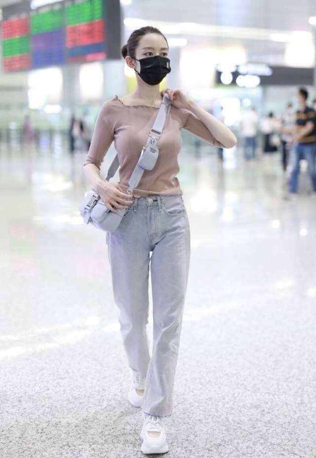 吉娜又穿出了我们想要的"凹凸感",裸色上衣配牛仔裤,气质高级_身材