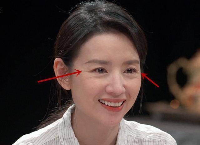 即便化了妆还有后期的磨皮滤镜,董洁的脸依旧很显老态,皮肤松弛,眼窝