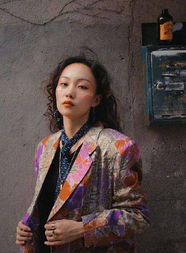 "疯产姐妹"贝勒爷私下穿衣太高级,气质高冷一点都不丑_时尚_耳环_风格