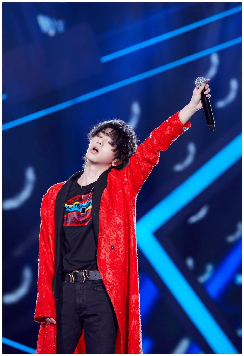 华晨宇内搭又穿一身黑?搭配刺绣西装,居然这么惊艳!_华晨伟_黑色_造型