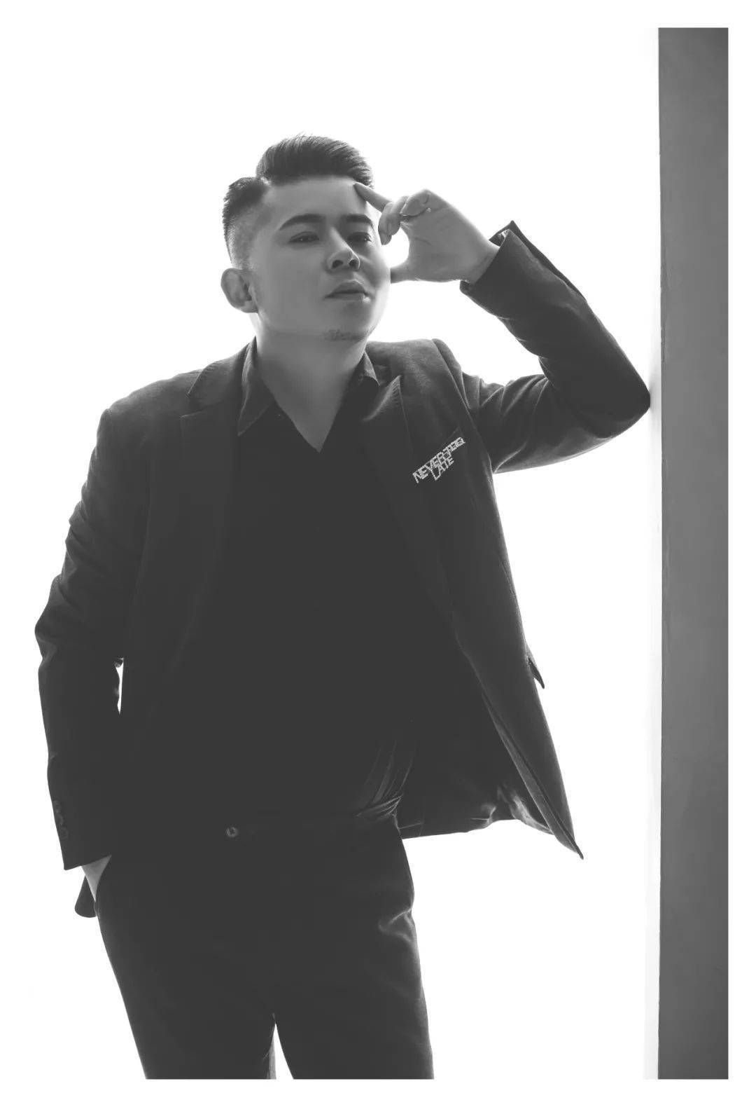 李春设计 x 傲火鹅血火锅店:解构主义下的品牌美学演绎_空间_色彩