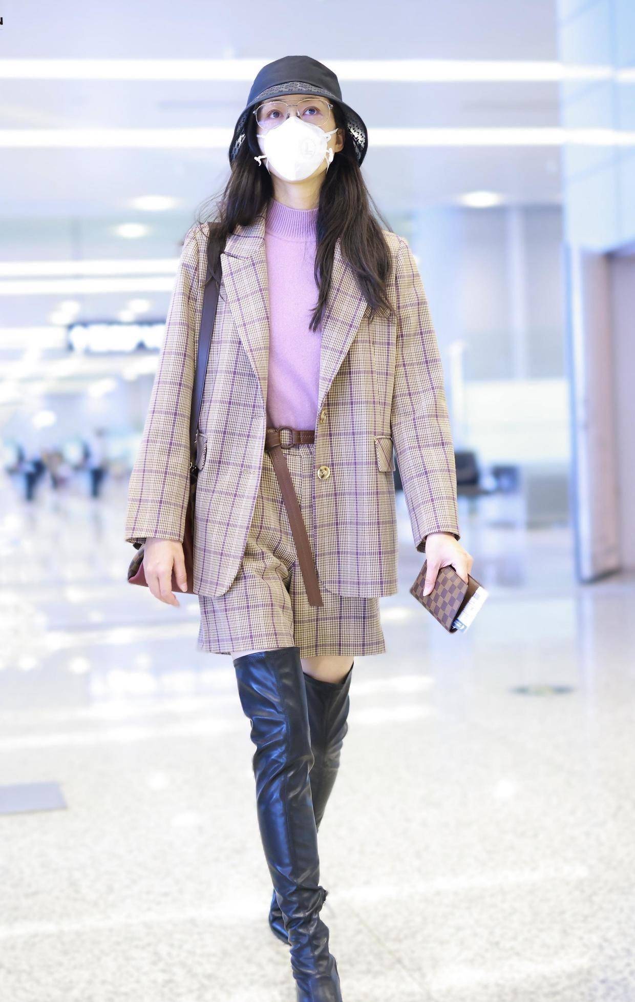 "韩雪"都奔四了还这么有气质,穿格纹西装配长筒靴,气场全开!