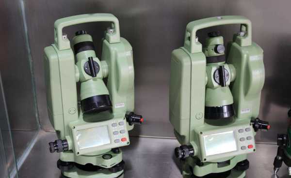 调平的目的是让经纬仪的竖轴位于铅垂线上,用管水准器置平时,通常是先