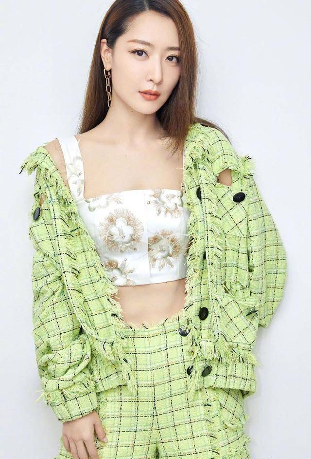 白冰红了更胆大,穿破洞外套配露胃装跳舞,马蜂腰美得不敢看_时尚