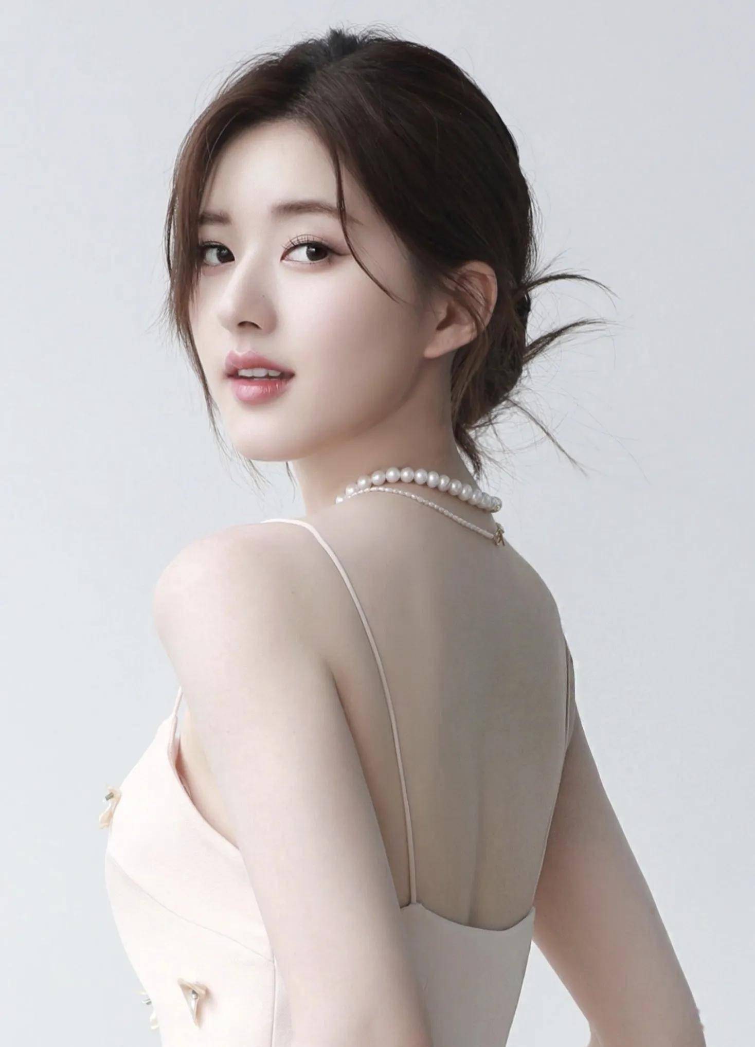 女明星赵露思写真集:秀丽清纯,巧笑倩兮