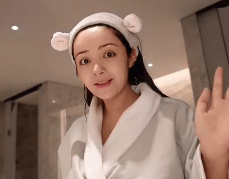 麦迪娜挺孕肚对镜自拍,素颜状态仿若少女,怎知孕期腿围成功抢镜_姜潮