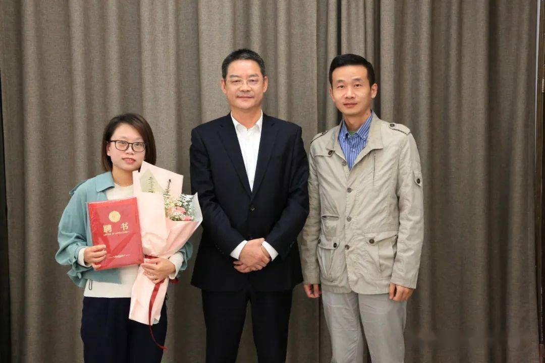 首先,副校长叶登样宣读了《平阳中学2022年师徒结对名单(教学,德育)》