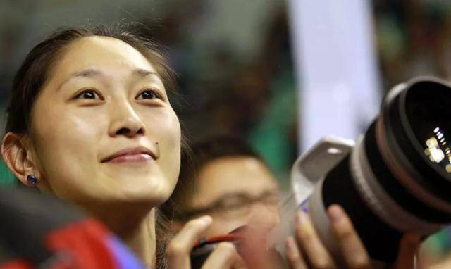 中国女篮功勋球员被称"女神",因穿日本国旗引争议,41岁仍单身_隋菲菲