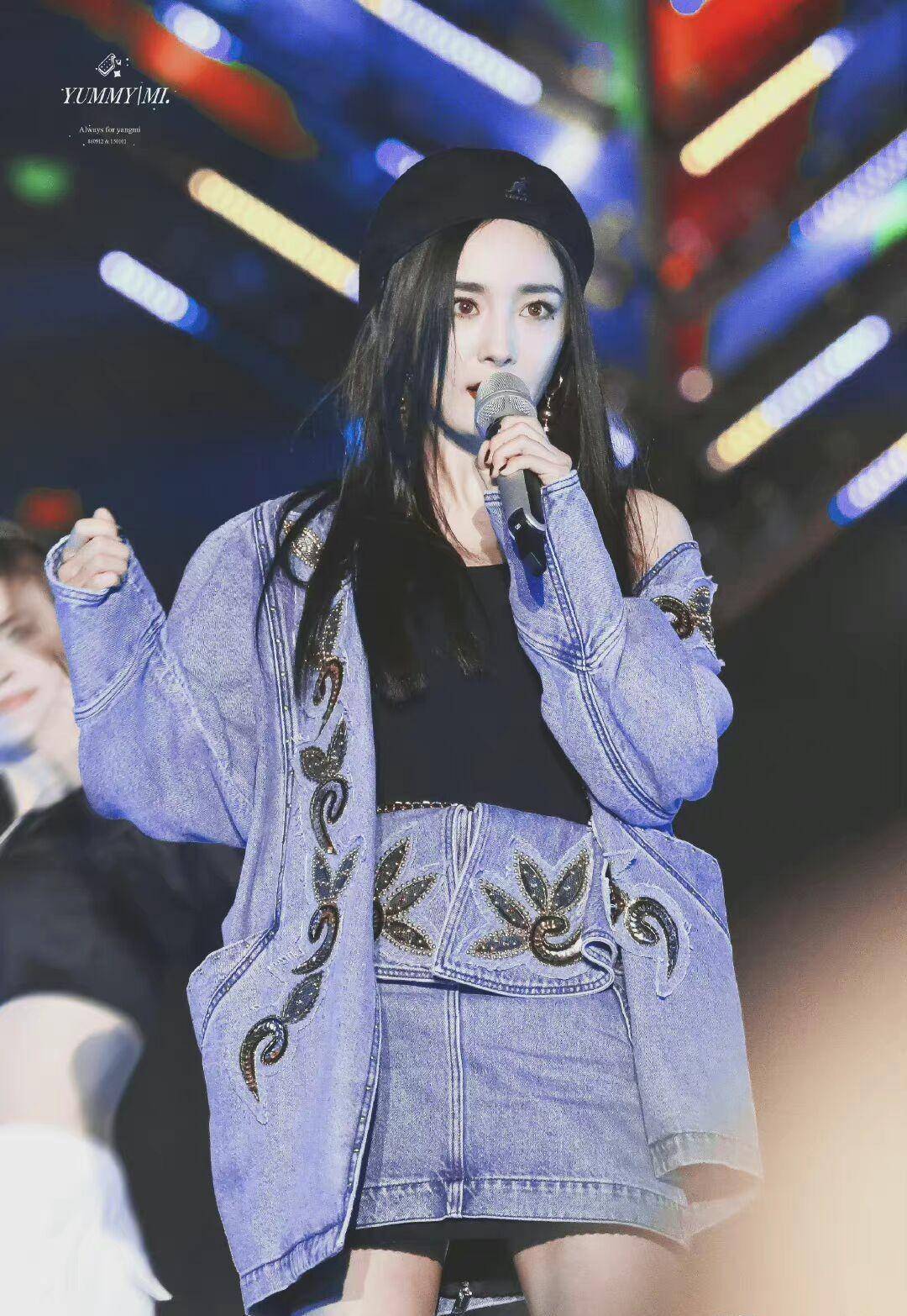 王晨艺同台合唱的《野狼disco》,当时杨幂头戴黑色贝雷帽搭配金色粗链