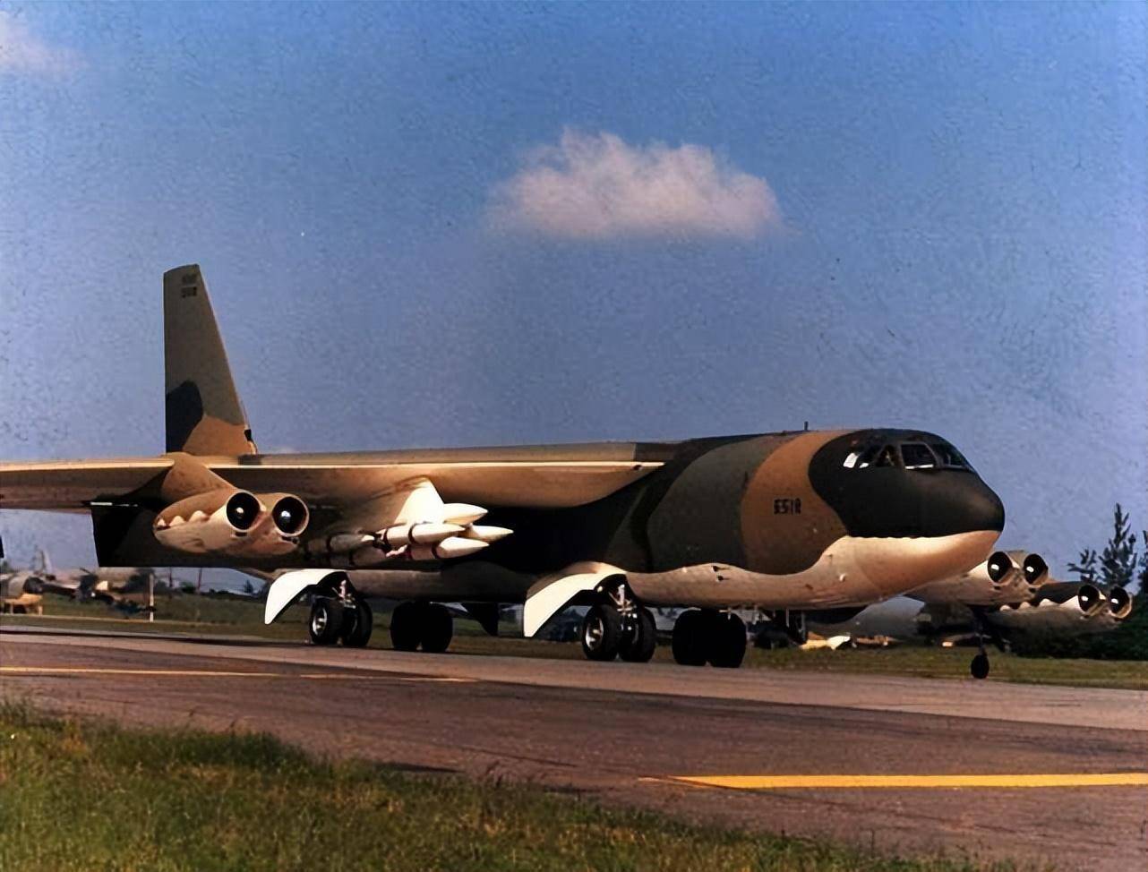 老兵不死！美军B52轰炸机升级，飞到2050年，将服役近百年