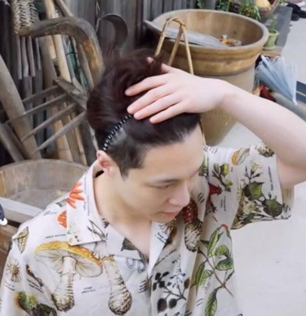 张艺兴录节目起床发型曝光,素颜被镜头怼脸拍,真实颜值藏不住_皮肤