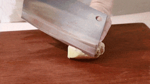 它有两把菜刀:切片刀 斩骨刀.