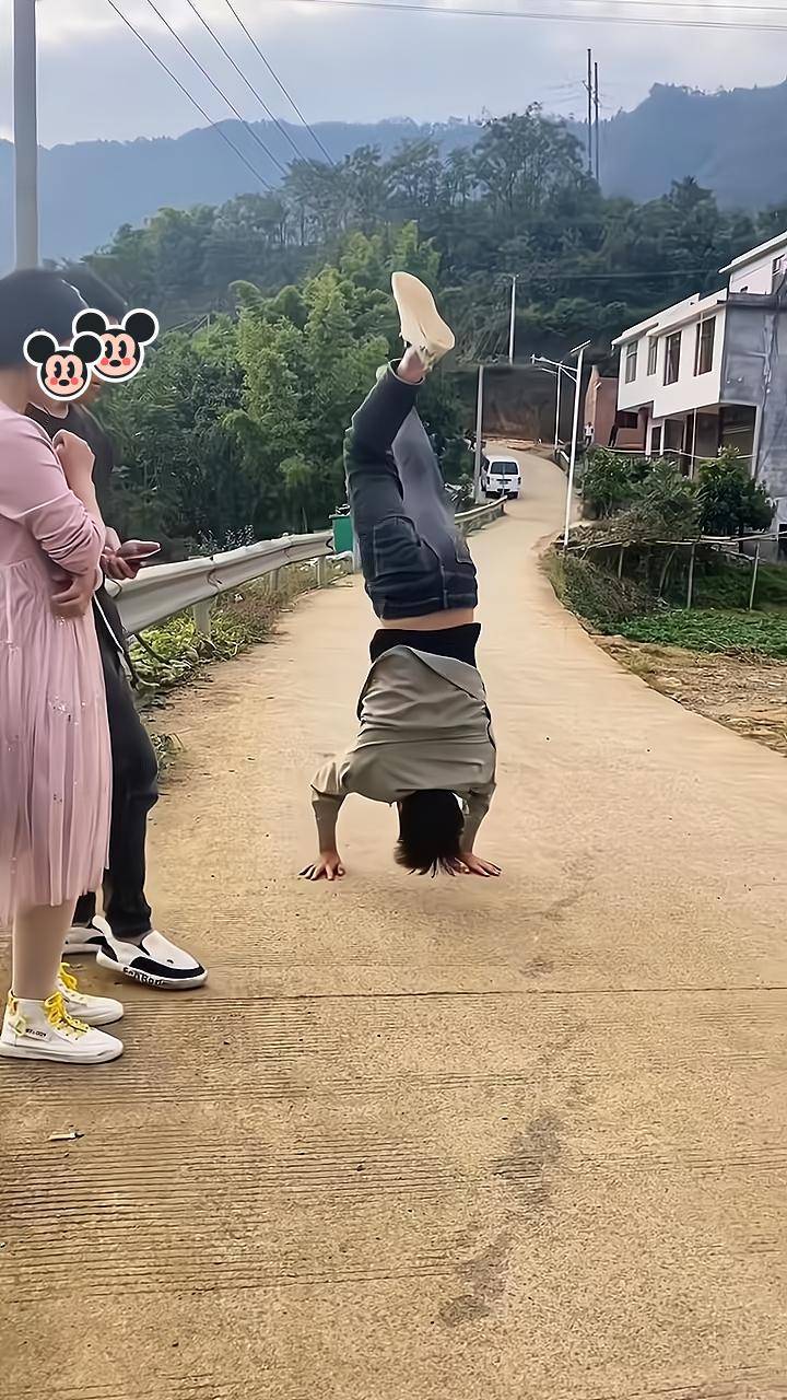 妻子看到一男子翻跟斗的姿势很酷,带丈夫去练习:学不会就离婚吧