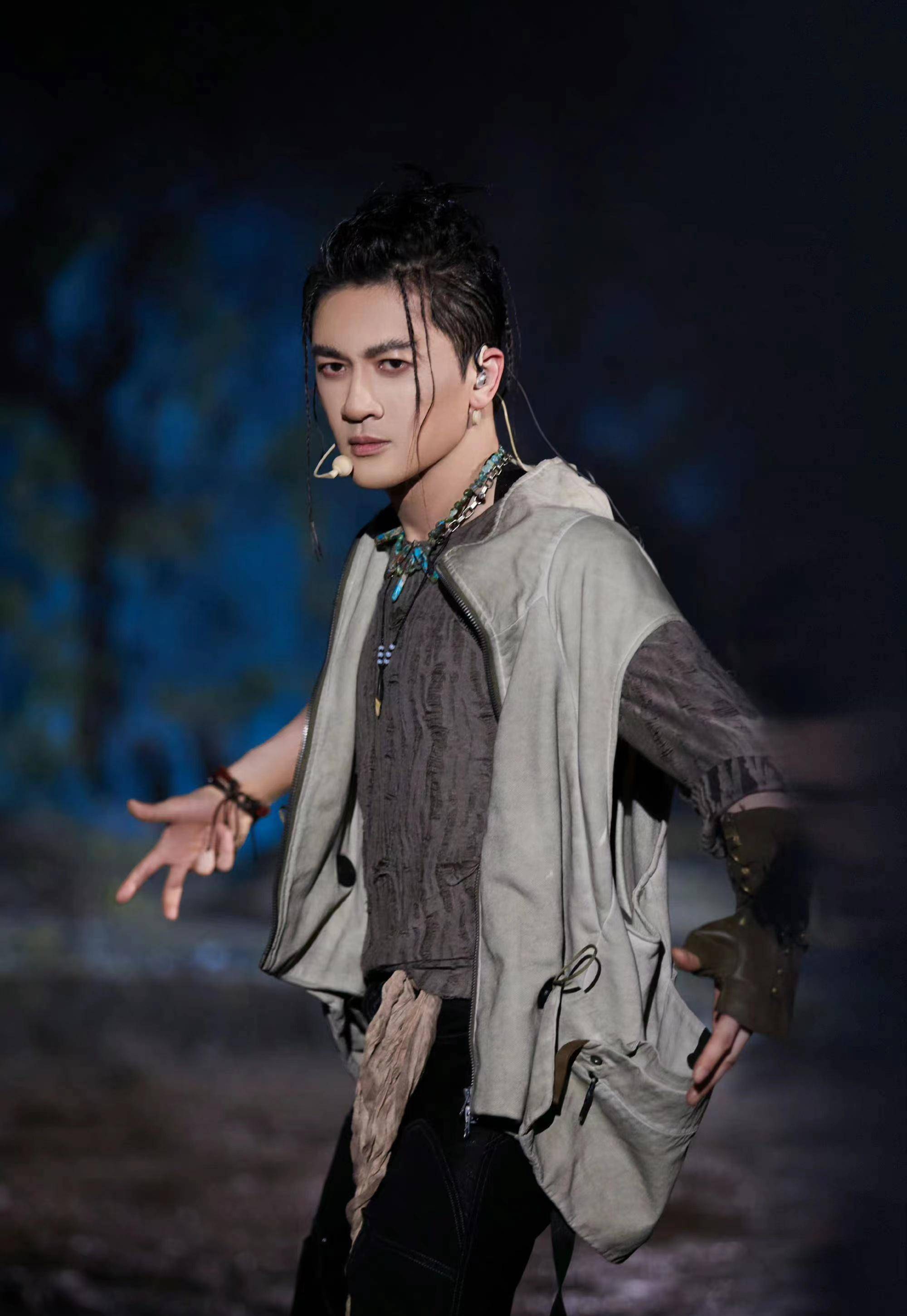 苏有朋《披荆斩棘》节目新造型,留长发梳脏辫,又帅又酷_舞台_发型