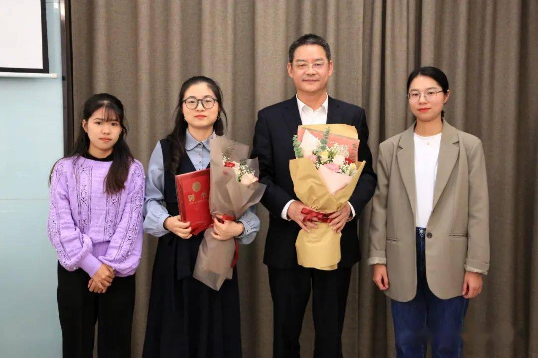 首先,副校长叶登样宣读了《平阳中学2022年师徒结对名单(教学,德育)》