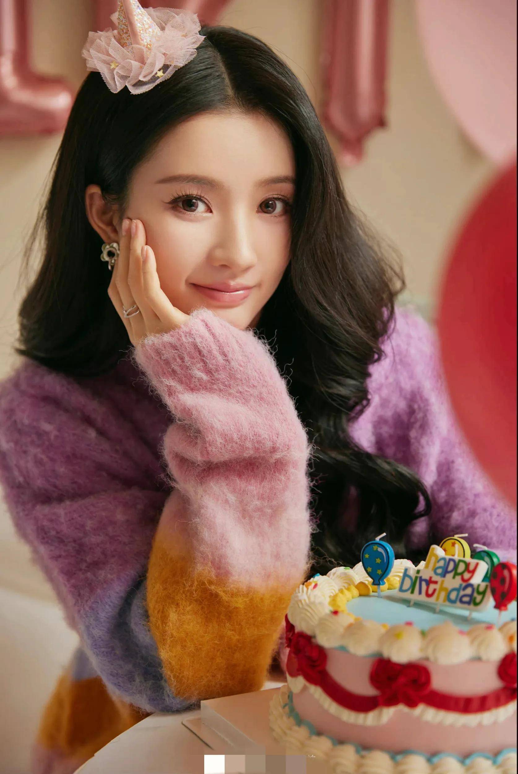 刘些宁生日写真,彩虹针织衫搭配慵懒长卷发,笑容明媚,甜美元气_气球