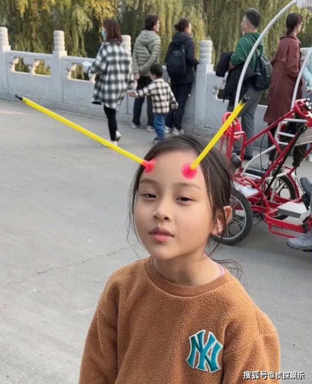 贾乃亮晒父女合照为女儿庆生，10岁甜馨搂着爸爸撒娇，越长越标致