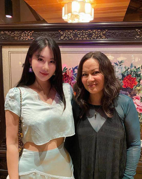 产后迅速恢复身材,孟瑶携手李小龙之女李香凝亮相亚洲国际电影节