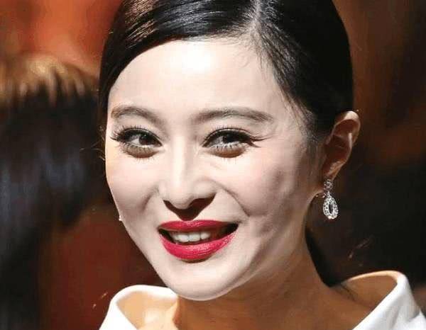 刘亦菲分手后颜值"持续在线",素颜出镜皮肤极好,看不出她33岁_眼睛