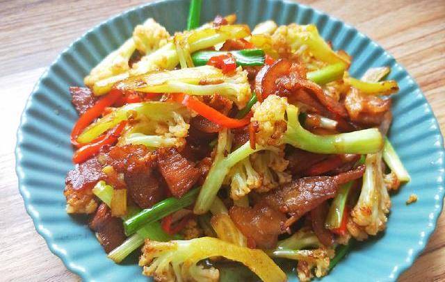 【花菜回锅肉】[材料]:花菜1颗