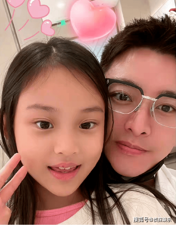 贾乃亮晒父女合照为女儿庆生，10岁甜馨搂着爸爸撒娇，越长越标致