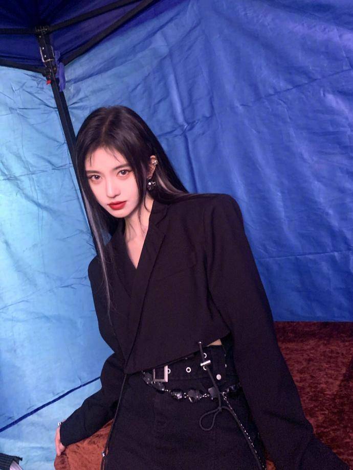 鞠婧祎身穿黑色内衣,她可爱的脸庞清秀,秀眸明亮,浓浓的眼妆搭配捍浇