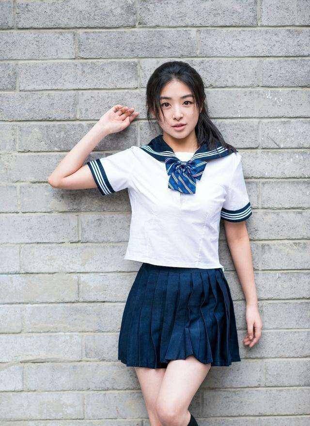 是学生本人,清纯动人迷人可爱,这种造型就是男人最美的初恋女友形象