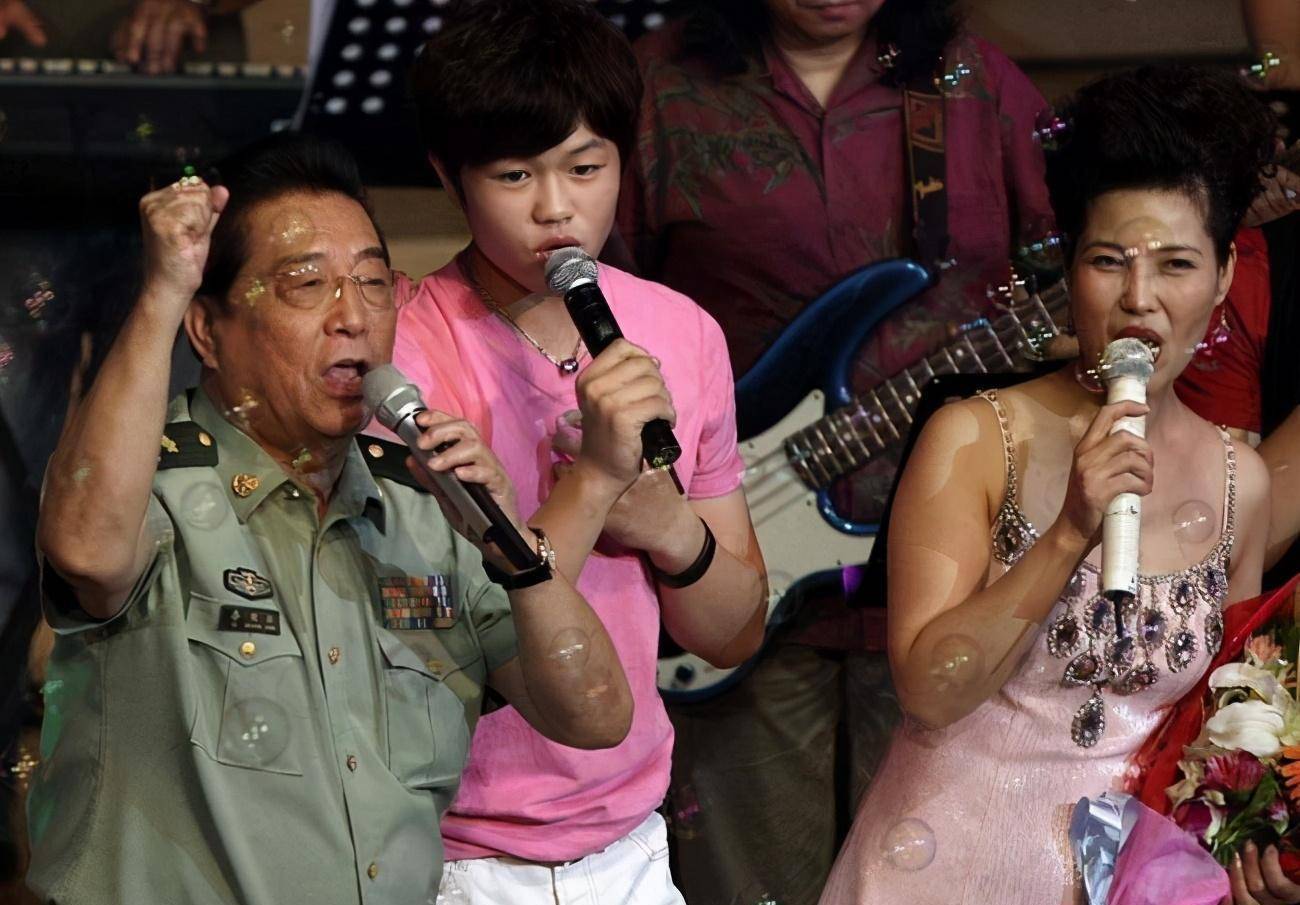 81岁精神抖擞不见老态,小27岁娇妻却显老_梦鸽_李天一_儿子