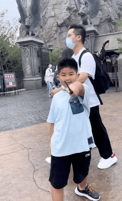 沙溢全家打卡环球影城,胡可无美颜自信怼脸拍,安吉小鱼儿齐长胖_儿子