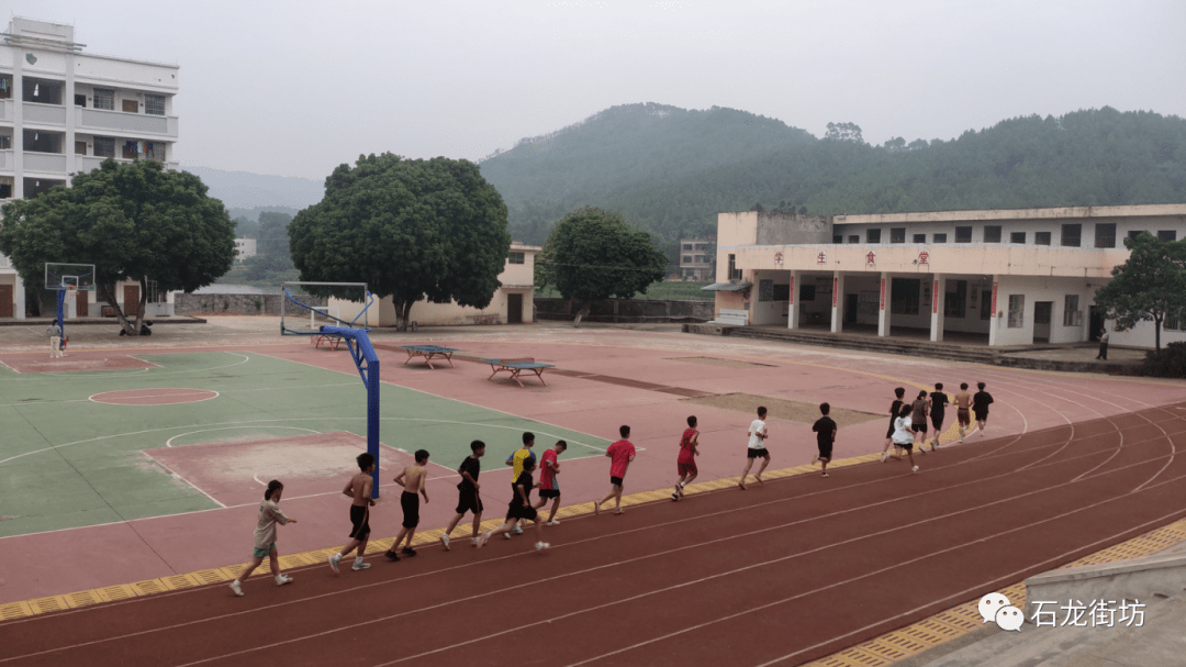 石龙二中勇夺桂平市中学生田径运动会(西区初中组)团体总分第一名