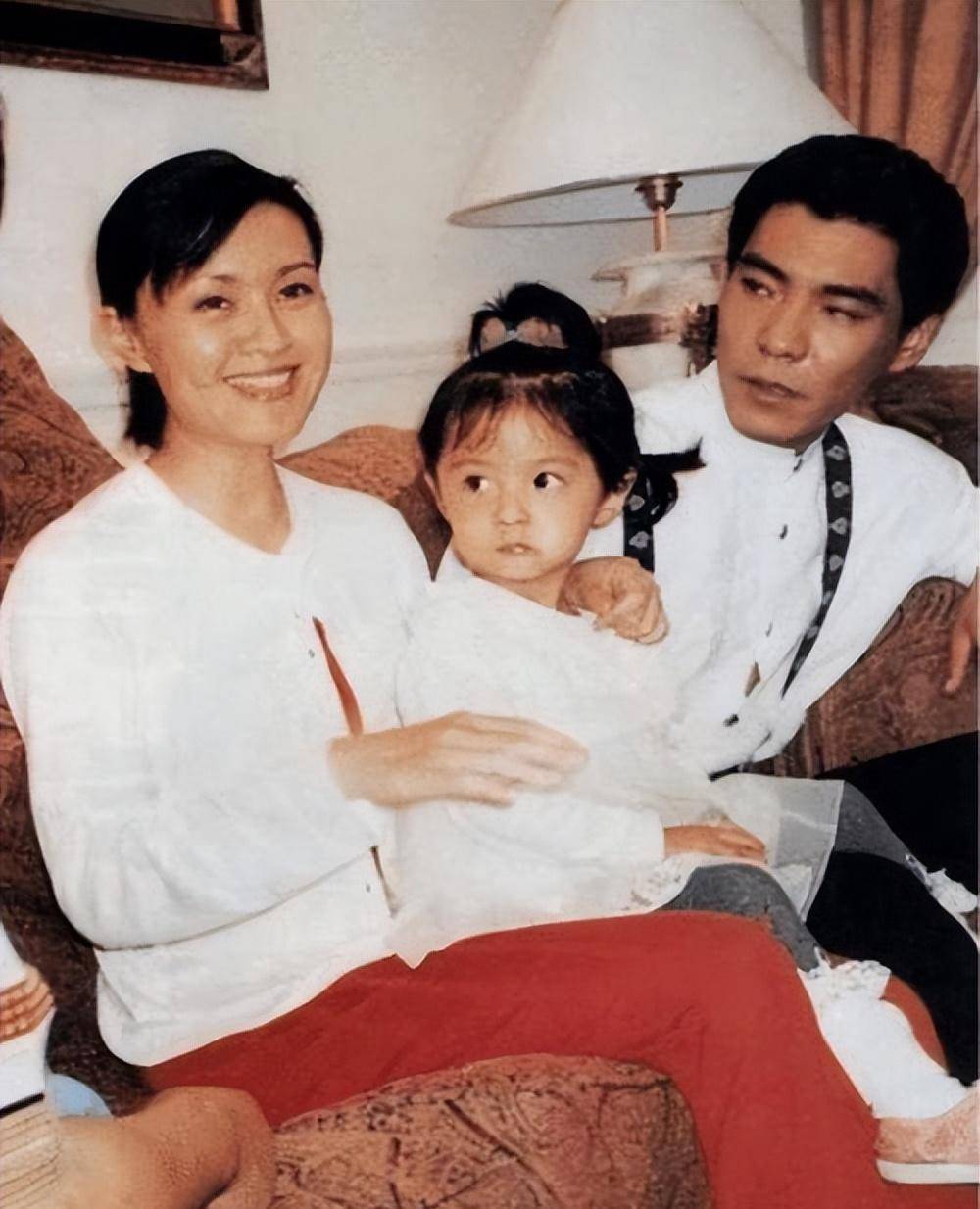 儿子是屠洪刚和混血前妻生的孩子,随着他回国妻子便选择了和他离婚.