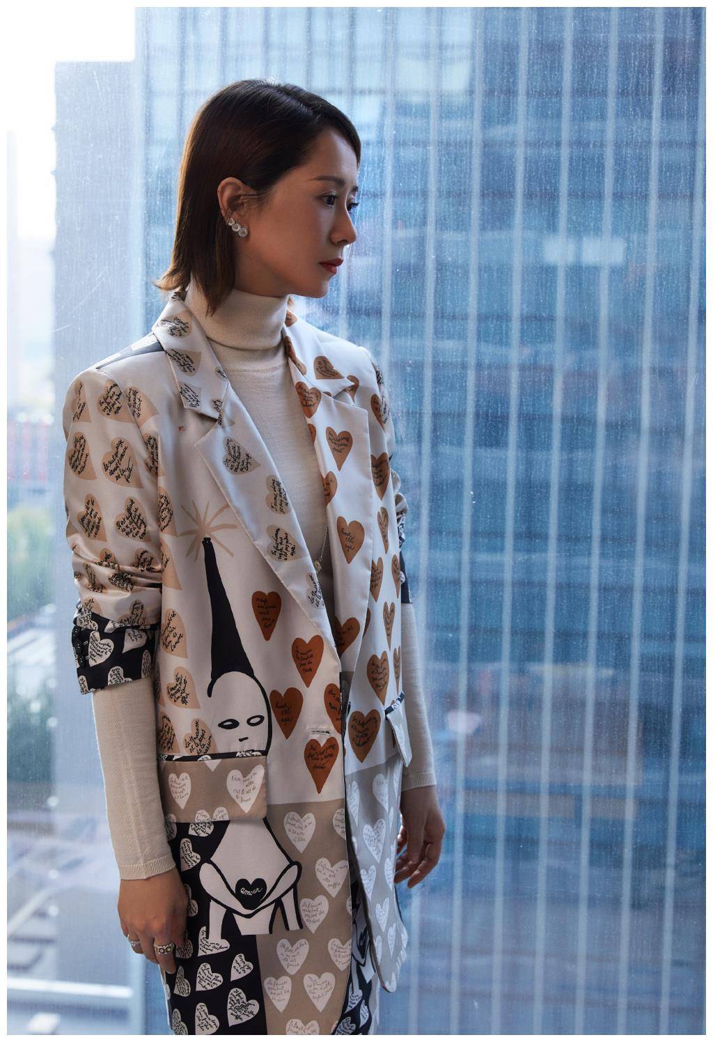 42岁海清换新造型,印花图案西服套装裙 针织衫,优雅中有些俏皮_的设计