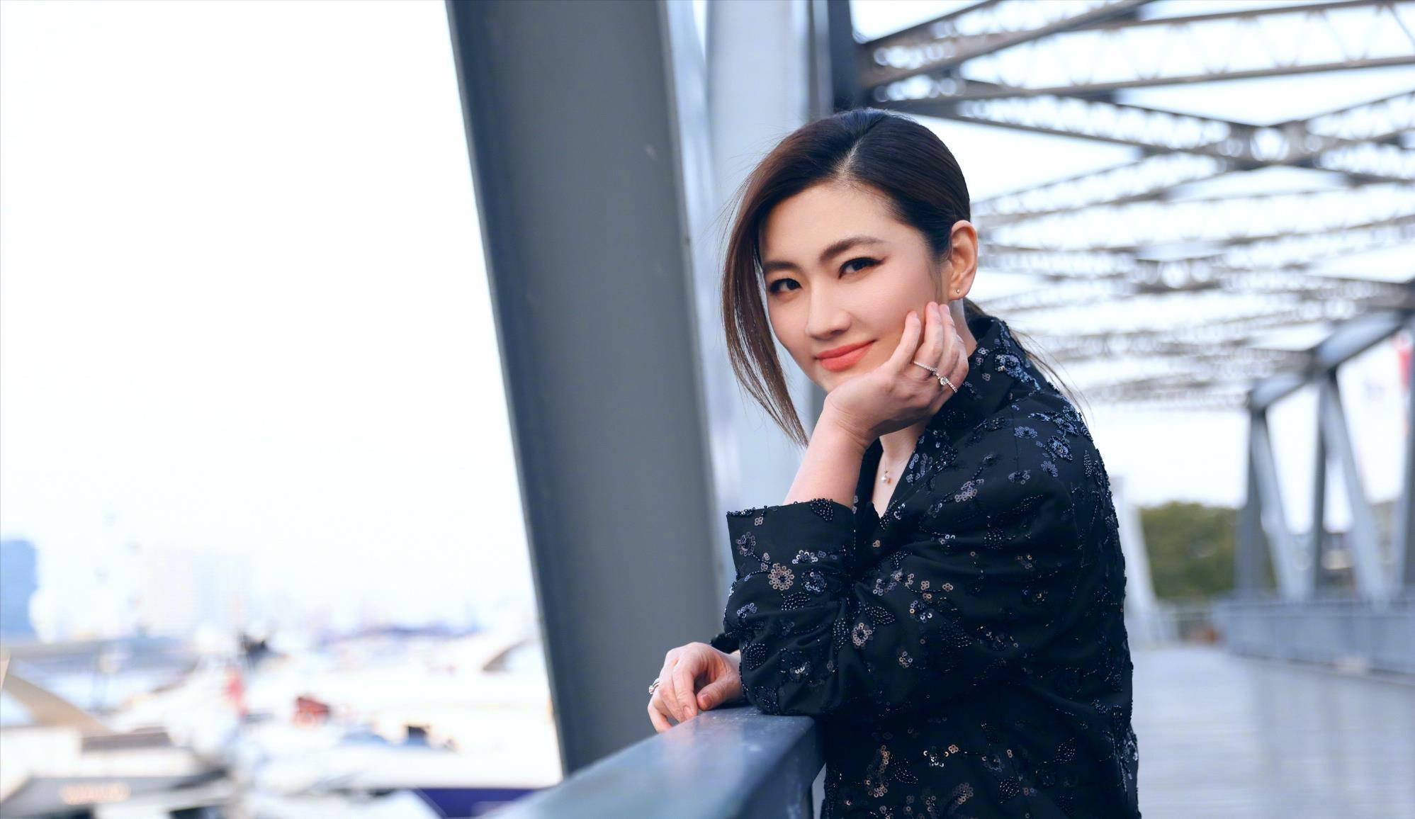 娱乐圈又一位女星官宣恋情，她的前半生，堪称浴火重生