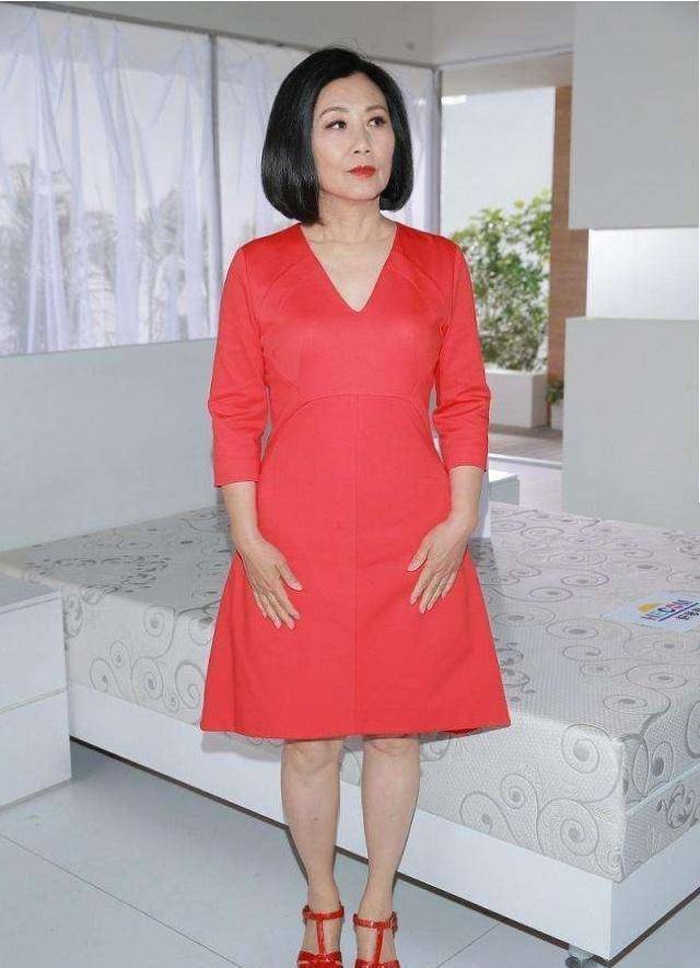 72岁汪明荃不服老,穿彩色短裙秀身材,时尚不输年轻女星_节目_的设计