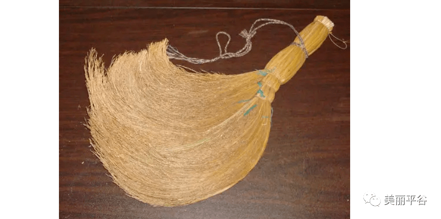 每天要扫一两次.扫炕笤帚,是黍子苗做的.