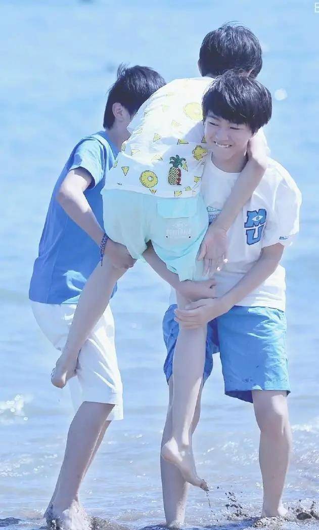 王源王俊凯前后去同一片海滩拍摄,两人都发照片暗示过,关系真好_地方