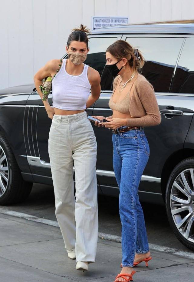 超模肯豆时尚出街,时尚穿针织套装后背全露,惹火曲线让人羡慕_衣服_的