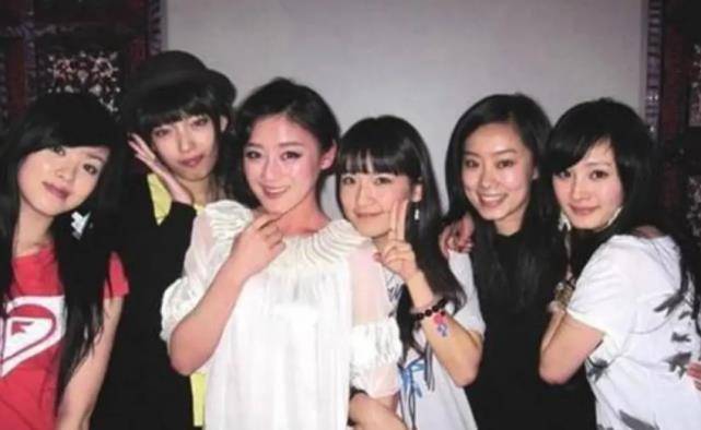 杨幂有三个大学室友,前两个都大红大紫,唯独她被人遗忘