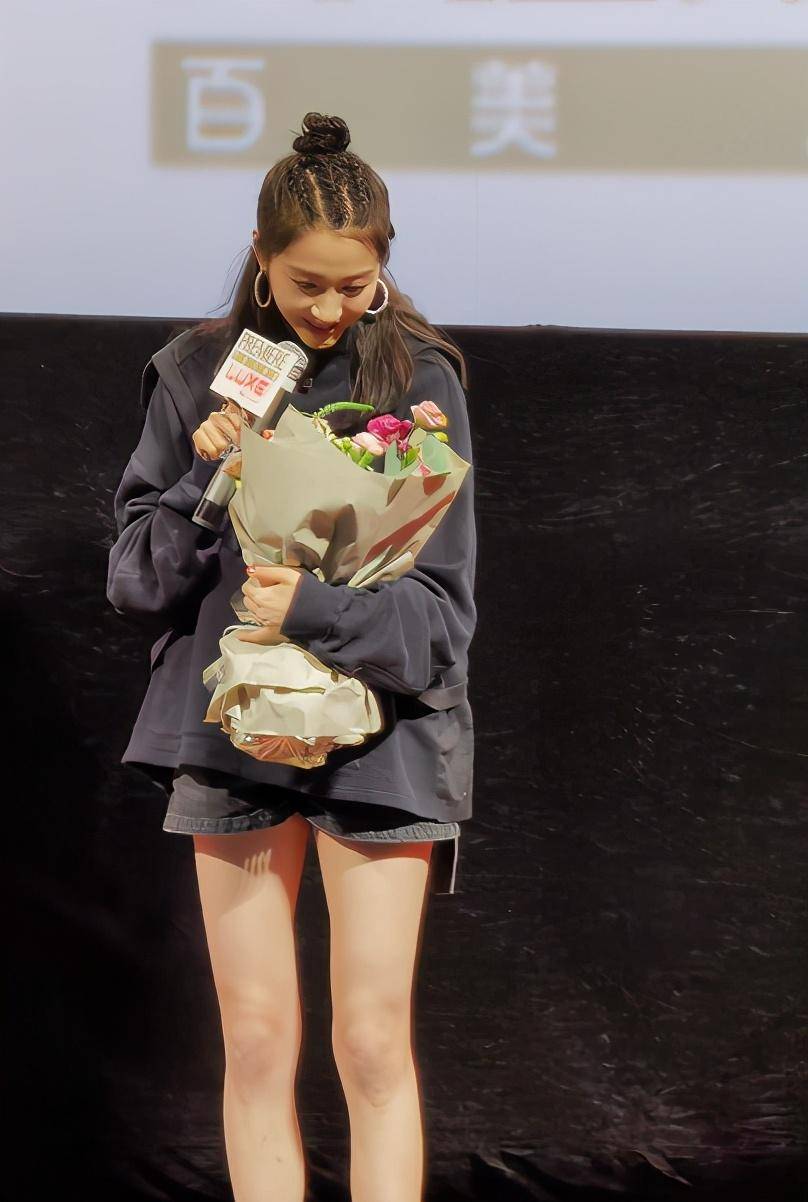 一身"黑卫衣 黑热裤 小短靴"的时髦装扮,让关晓彤原本就很修长的腿