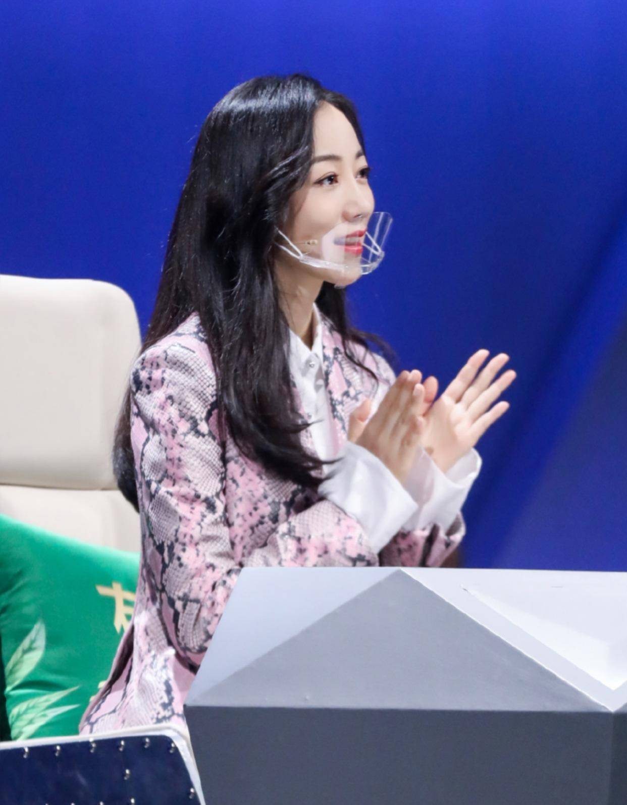 韩雪和张韶涵,仅差1岁,双双挑战蛇纹西装,风格差距这么大?