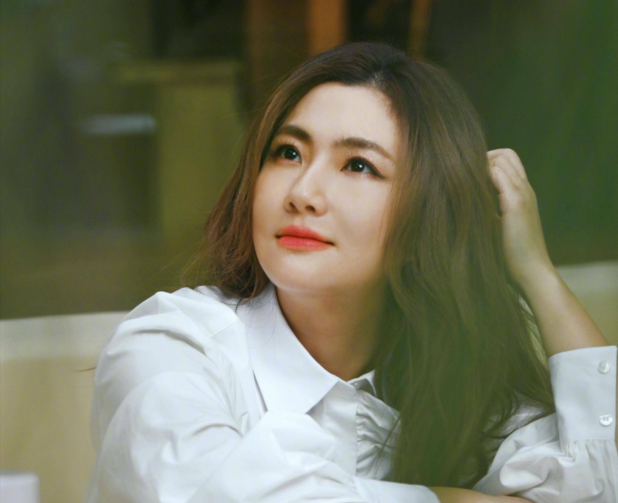 娱乐圈又一位女星官宣恋情，她的前半生，堪称浴火重生