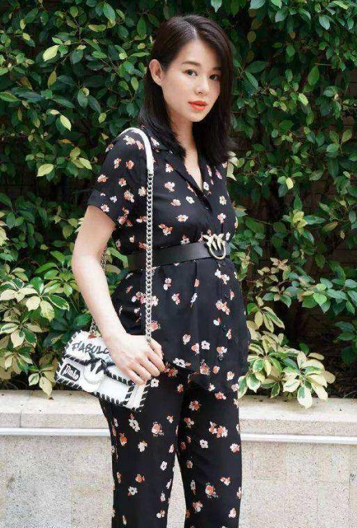 不过胡杏儿的身材比例还算可以,就算是在怀孕期间,四肢依旧能够保持到