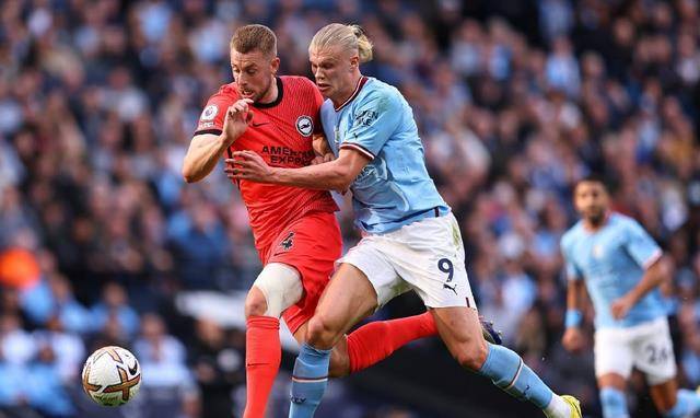 在上轮遭遇同胞阿利森的暴击后,埃德森也长传横过球场.