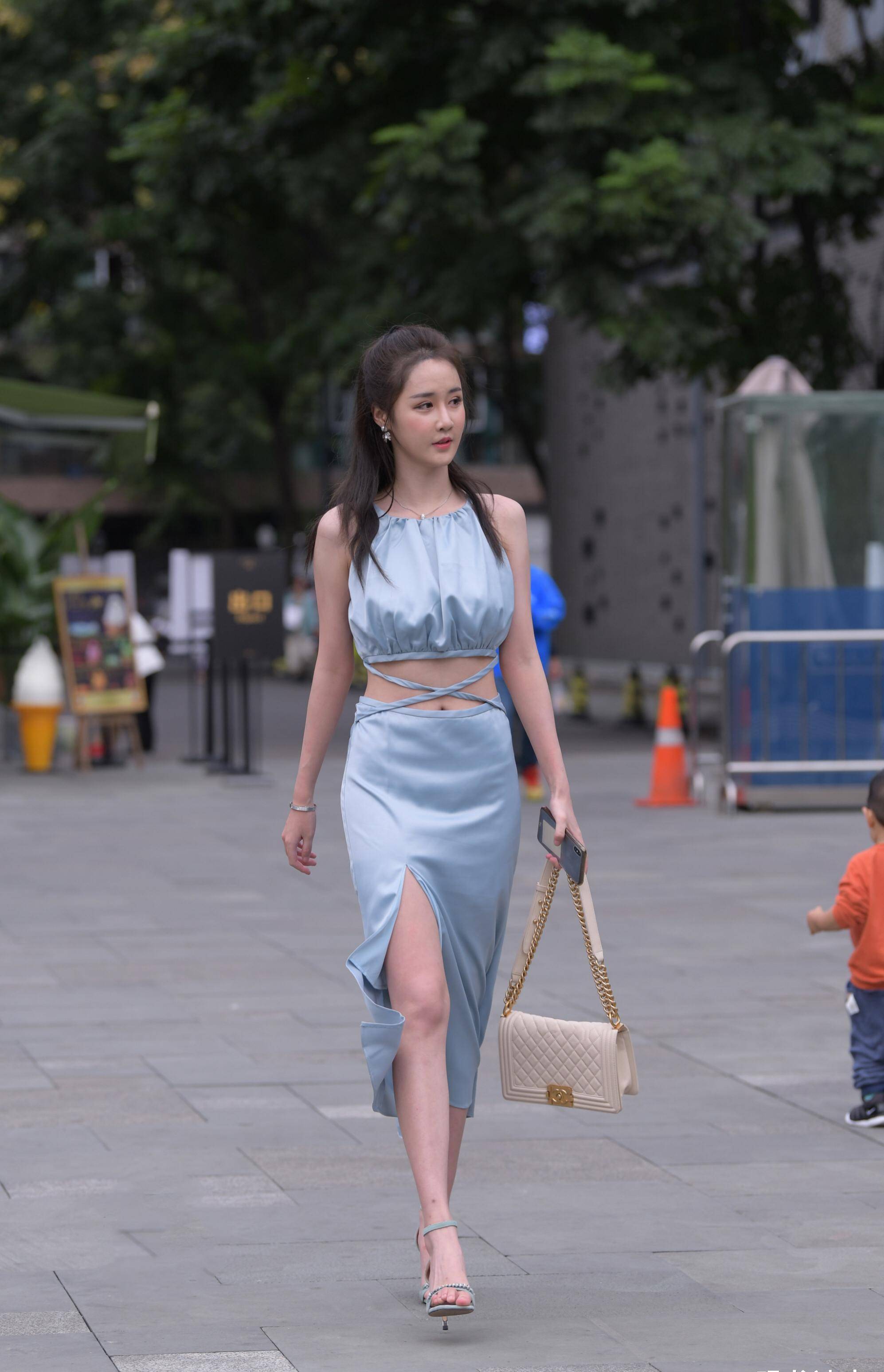 过分美丽的蓝色长裙,小姐姐穿上它当然是焦点_漂亮_男人_身材