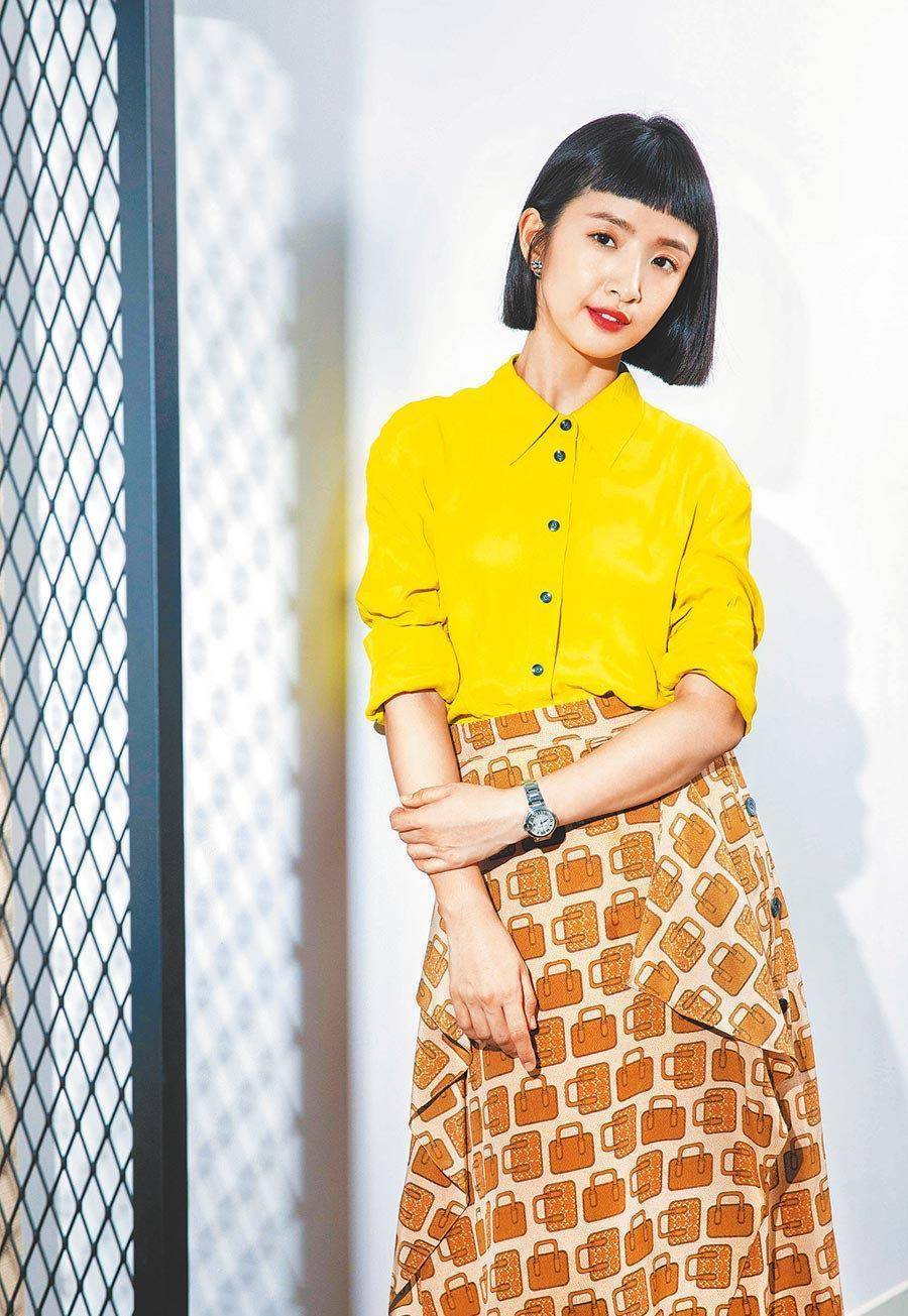 爱爱林依晨,春季穿搭如此好看,矮个子女生可以学_的设计_白色_羽绒服