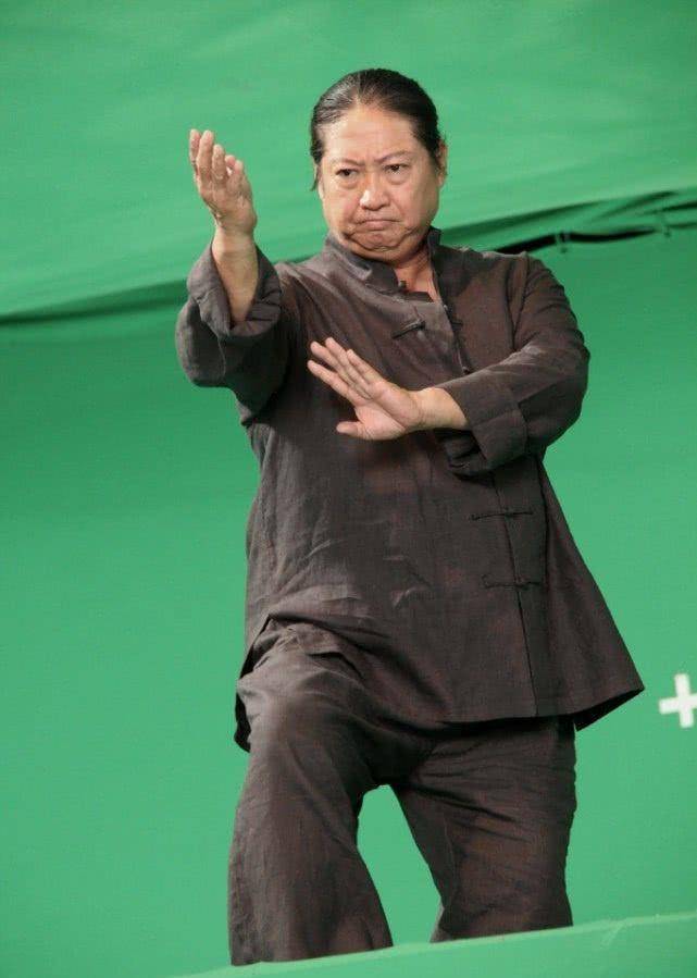 72岁洪金宝近照被曝,身材和以前完全不同,头发花白骨瘦如柴_孙子_什么