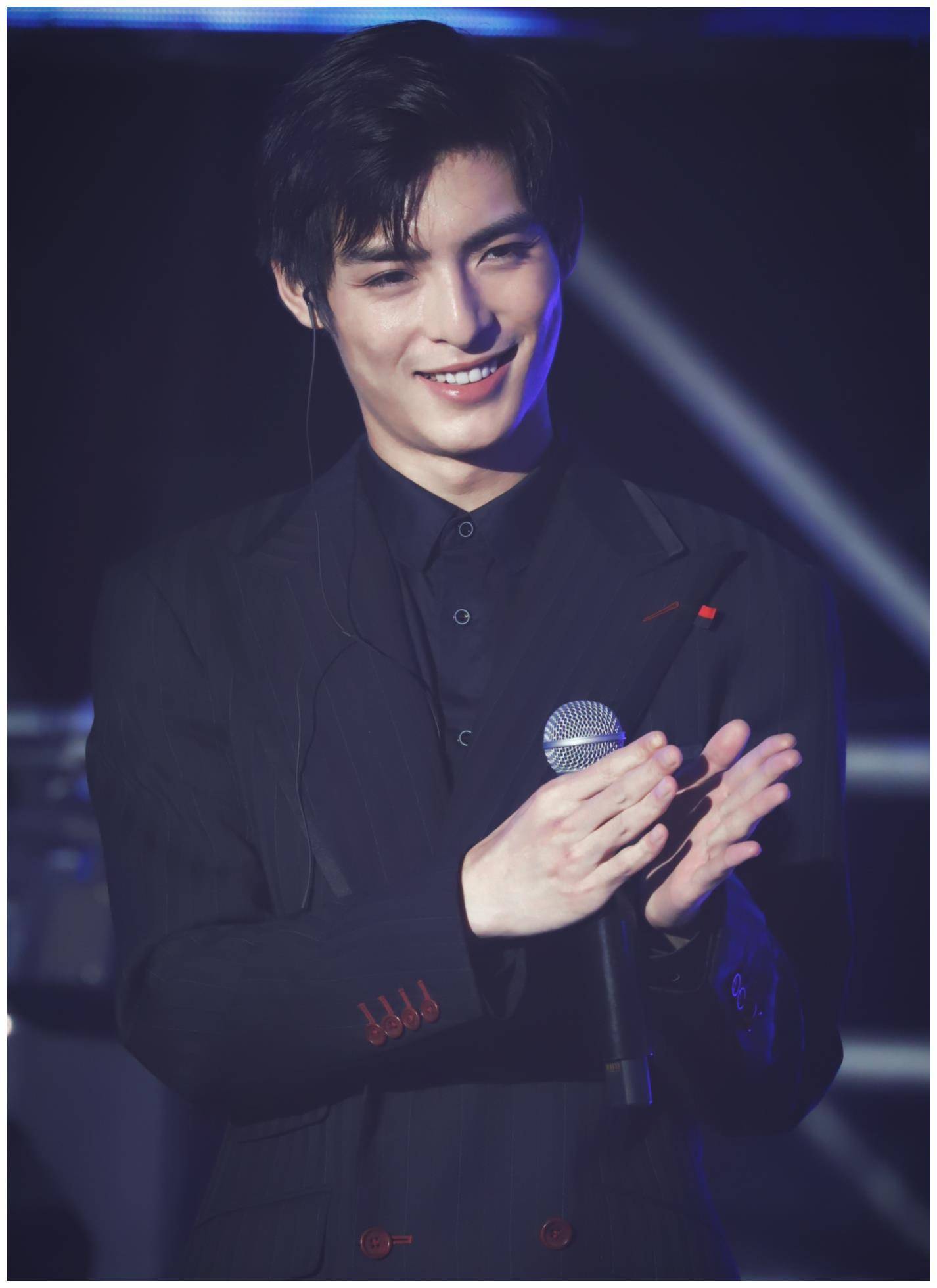 《陈情令》"薛洋"王皓轩,大玩西装诱惑,帅得不敢认!_王浩轩_黑色_造型